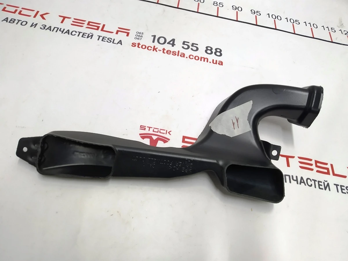 7 Повітропровід обдування ніг водія Tesla model 3 1099297-00-D