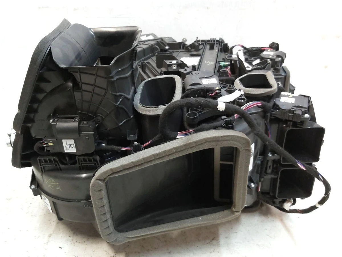 6 Піч салону без нагрівального елементу Tesla model 3 1099999-00-I