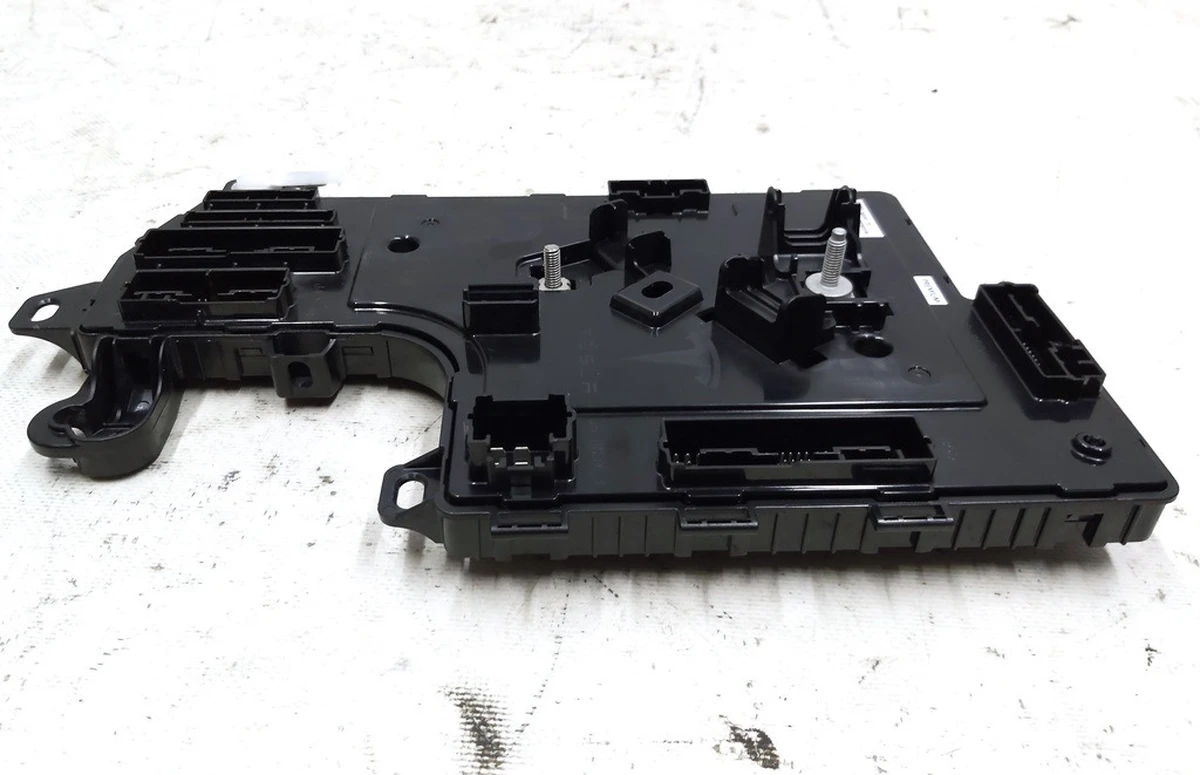 4 ASY, LOW VOLTAGE CONTROLLER, RIGHT Tesla Model 3 1100340-32-I