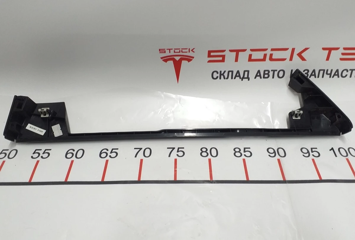 18 Накладка декоративная основания сидений 1-го ряда внутренняя левая правая Tesla Model X 1061627-00-B