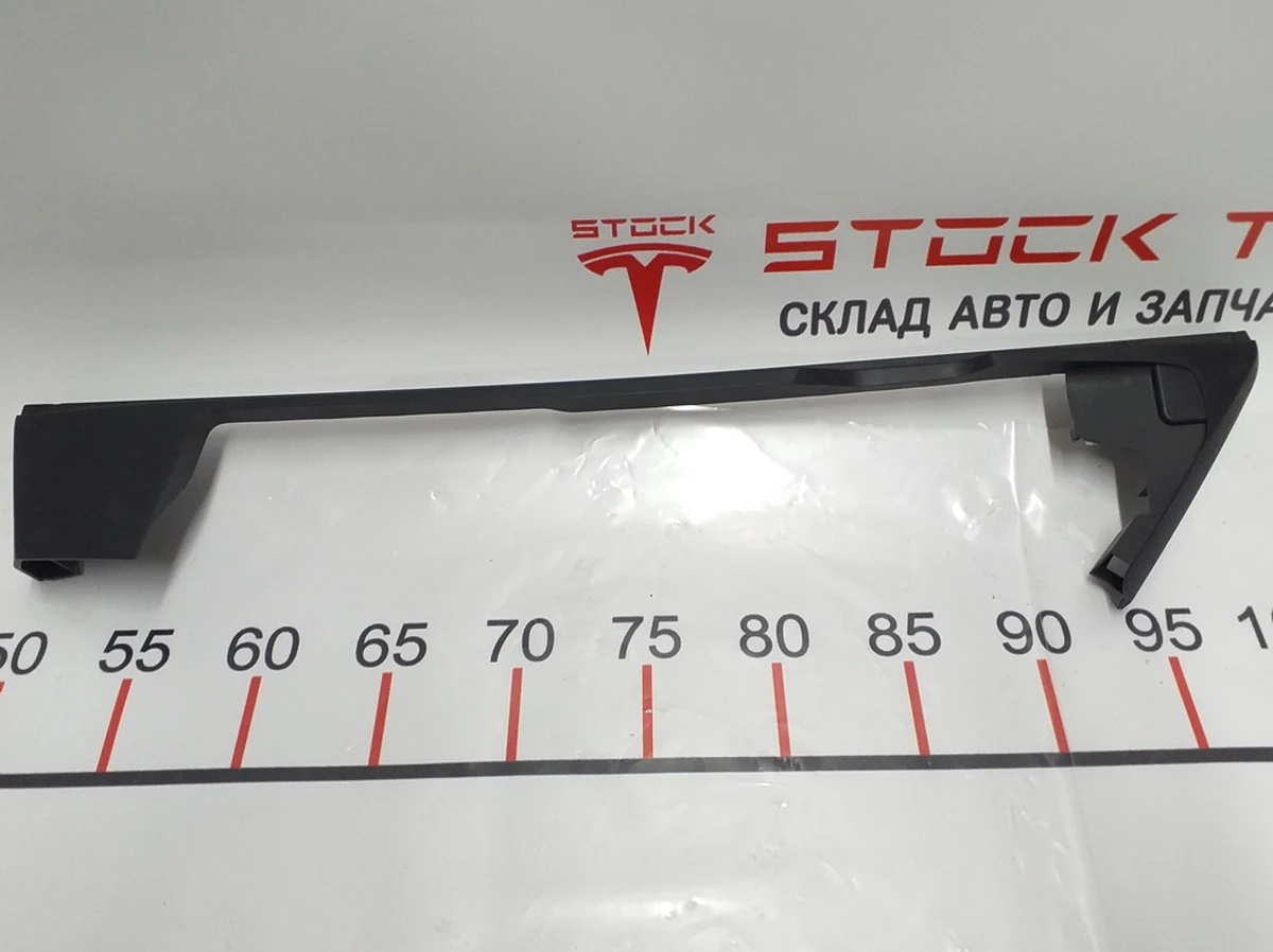 18 MX 1R CVR PODIUM LHS INR RH Tesla model X 1061627-00-D