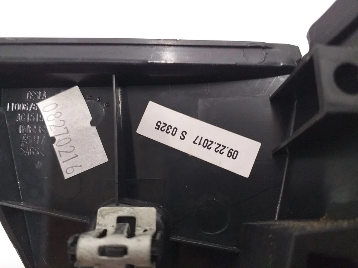 18 MX 1R CVR PODIUM LHS INR RH Tesla model X 1061627-00-D