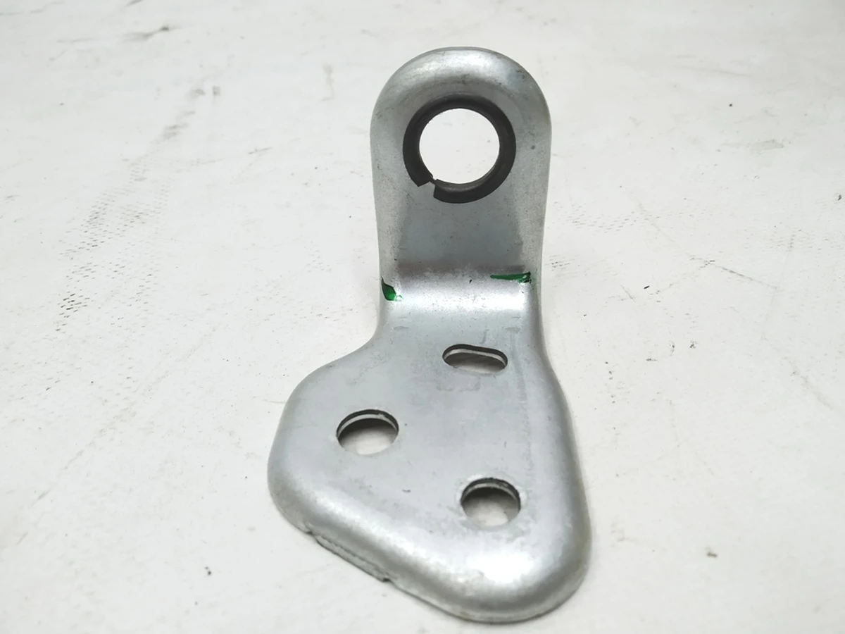 22 Петля кріплення подвійної спинки сидіння 2-го ряду ліва Tesla model 3 1100967-00-A