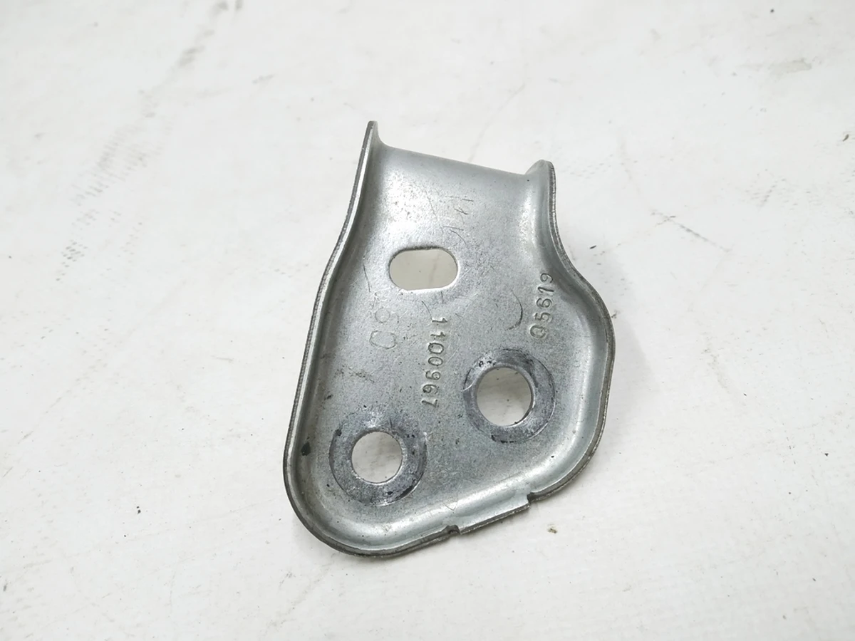 22 Петля кріплення подвійної спинки сидіння 2-го ряду ліва Tesla model 3 1100967-00-A