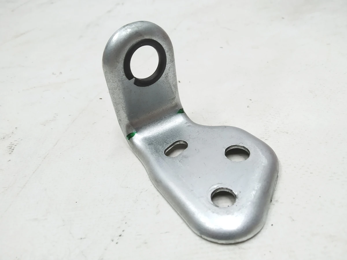 22 Петля крепления двойной спинки сидения 2-го ряда правая Tesla model 3 1100968-98-A