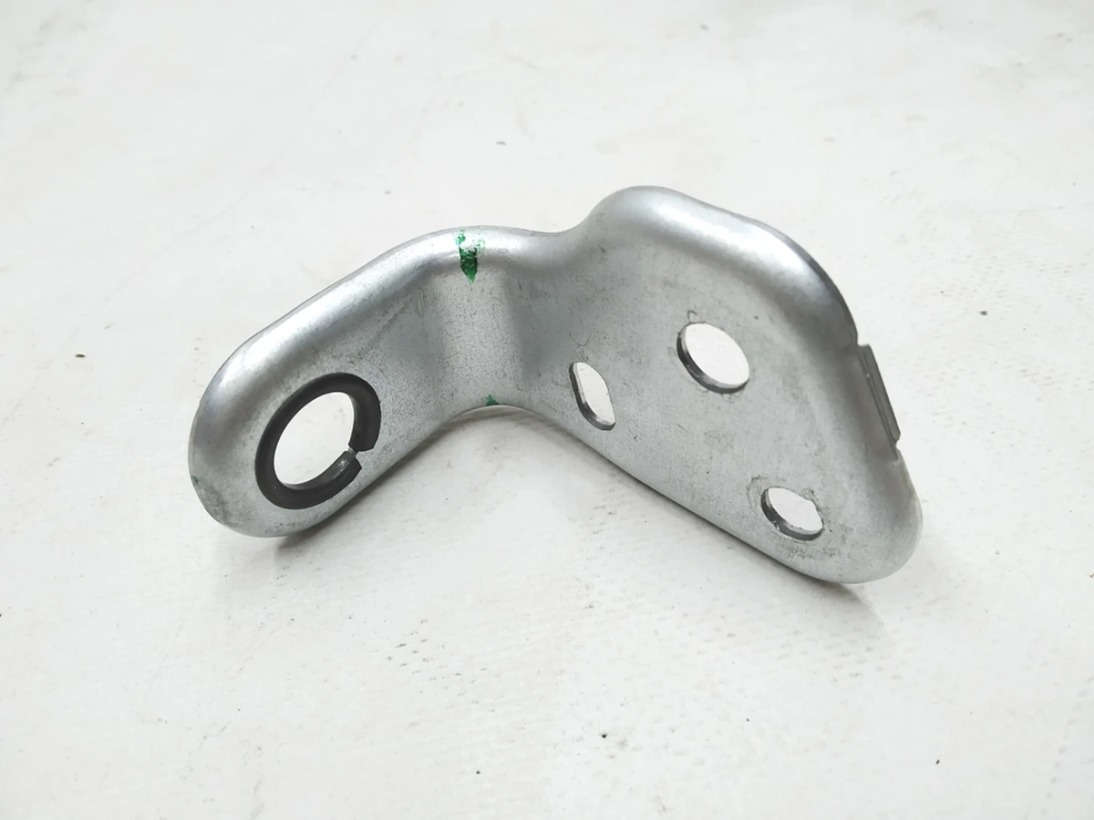 22 Петля крепления двойной спинки сидения 2-го ряда правая Tesla model 3 1100968-98-A