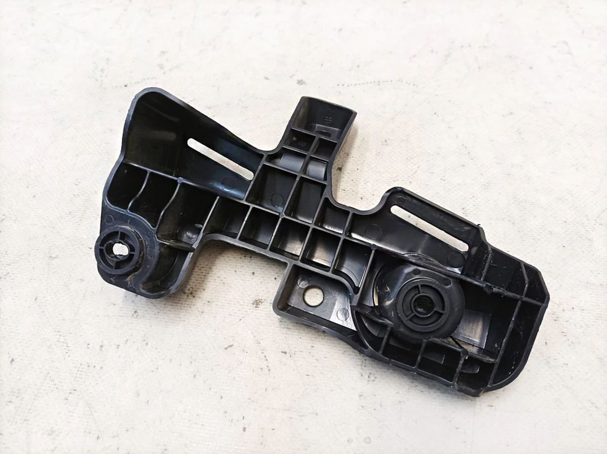 5 Кронштейн кріплення килимового покриття 1-го ряду сидінь правий Tesla model 3 1101145-00-I