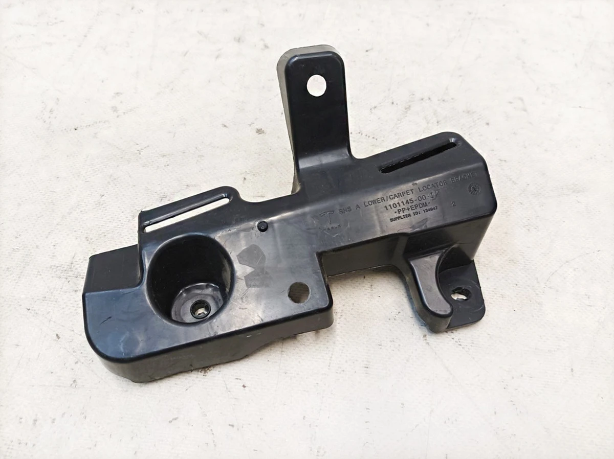 5 Кронштейн кріплення килимового покриття 1-го ряду сидінь правий Tesla model 3 1101145-00-I