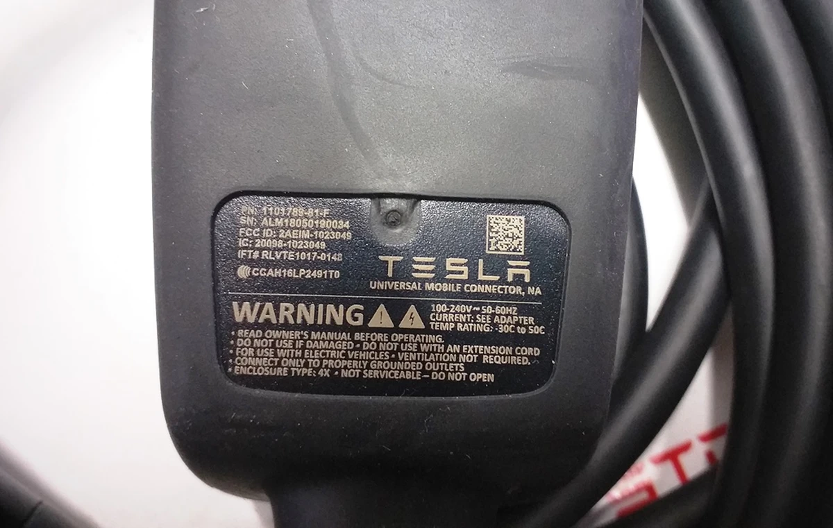 1 Універсальний зарядний пристрій 32A GEN2 Tesla model S X 1101789-01-F