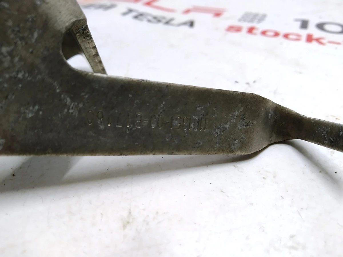 Кронштейн электропроводки стояночного тормоза правый Tesla model X, model S REST 1101851-00-B