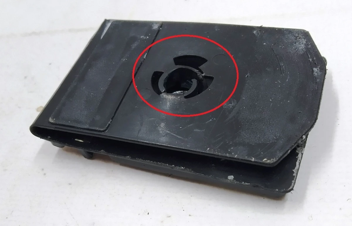 4 Кронштейн крепления стекла двери (с повреждением) Tesla model 3 1101952-00-G