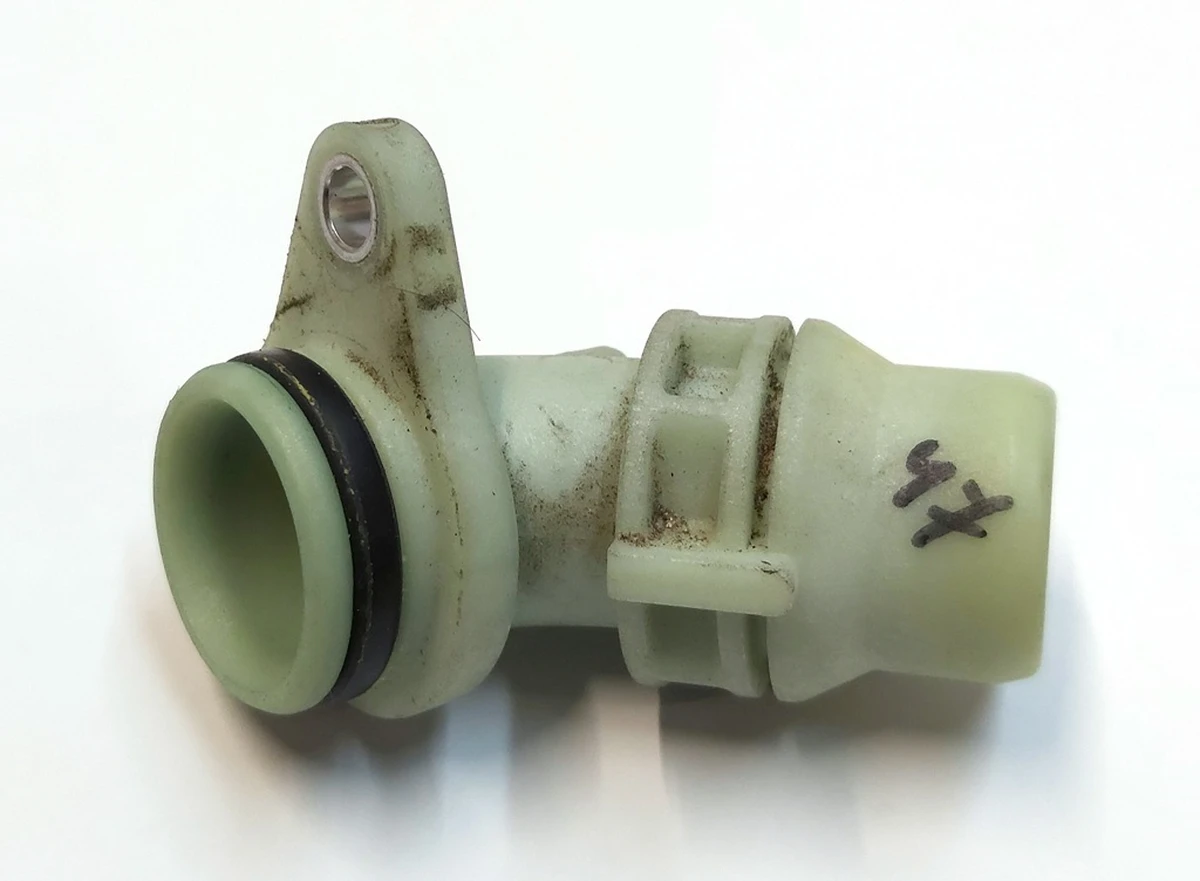 5 Штуцер (патрубок) системи охолодження інвертора заднього двигуна кутовий VDA-18, 55DEG, 50A model 3 1102179-00-F