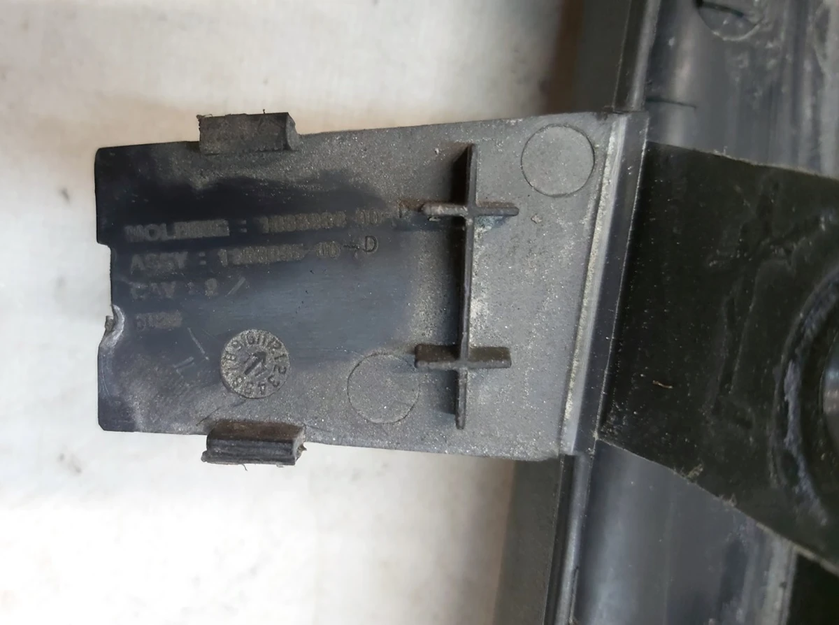 12 Накладка бампера заднего структурная нижняя (губа) с повреждением Tesla model 3 1103035-00-D