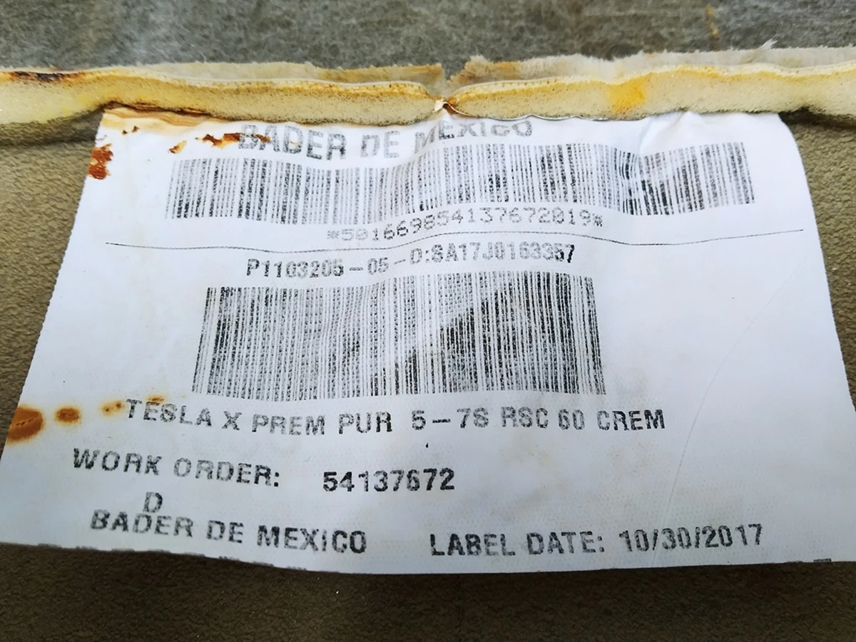 6 Обшивка нижней части двойного левого сиденья 2-го ряда PREM PUR CRM Б/У Tesla Model X 2345607-03-A