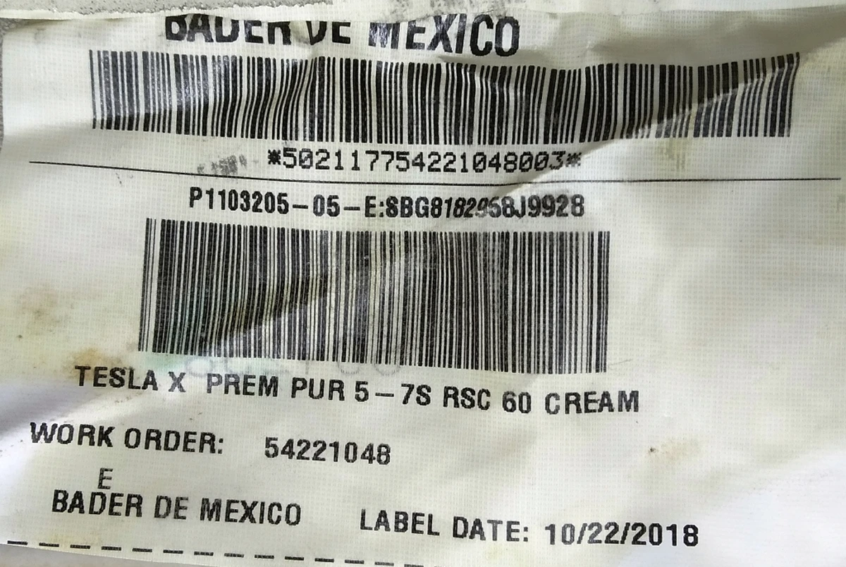 6 Обшивка нижньої частини лівого подвійного сидіння 2-го ряду PUR CRM (з пошкодженнями) Tesla model X 2345607-03-A