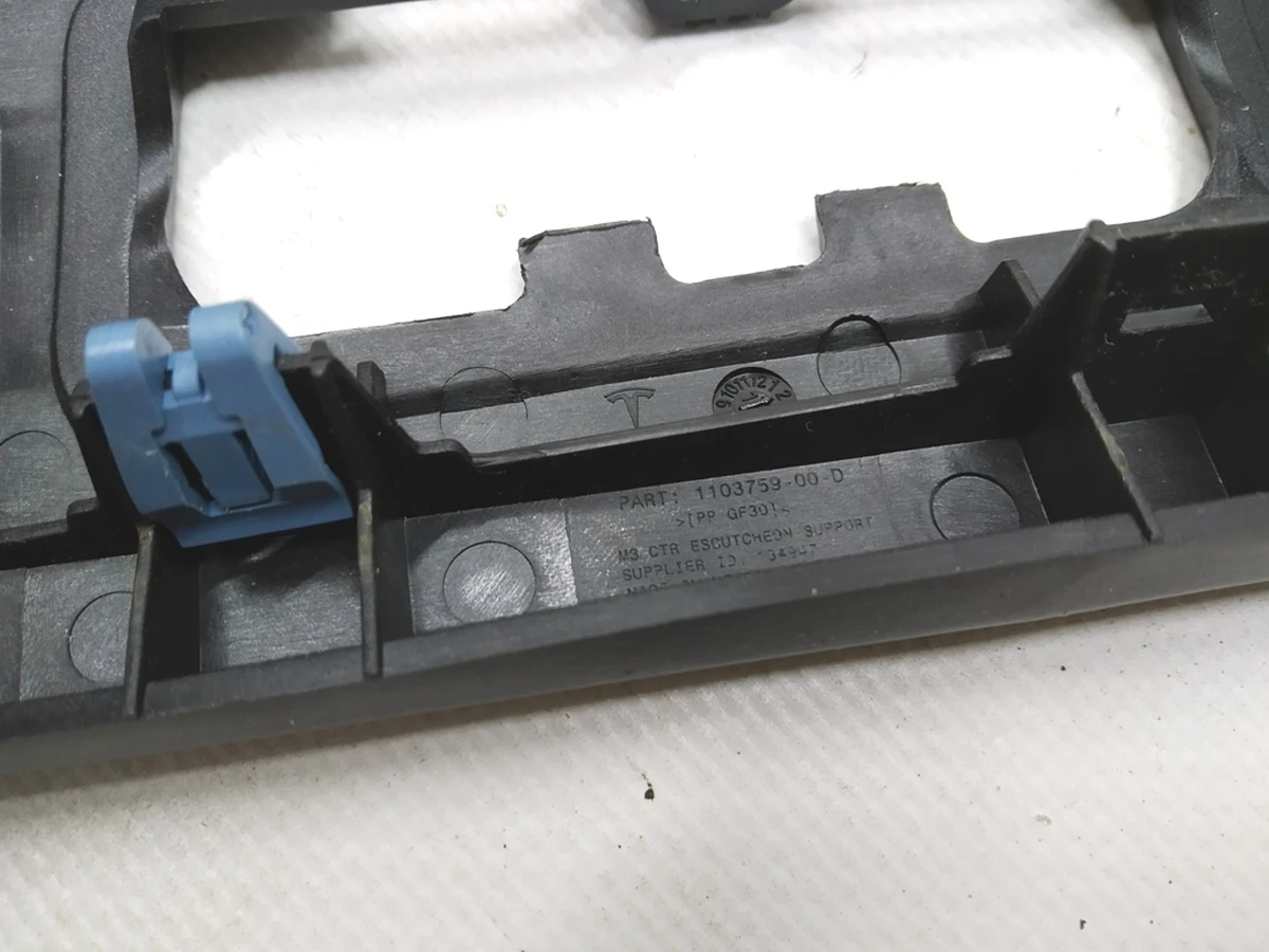 18 Кронштейн накладки декоративной ремня безопасности 2-го ряда сиденья Tesla model 3 1103759-00-D