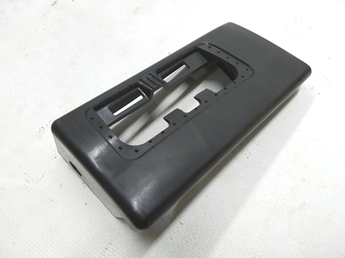 18 Кронштейн накладки декоративной ремня безопасности 2-го ряда сиденья Tesla model 3 1103759-00-D