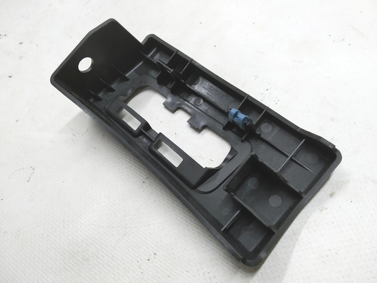 18 Кронштейн накладки декоративной ремня безопасности 2-го ряда сиденья Tesla model 3 1103759-00-D