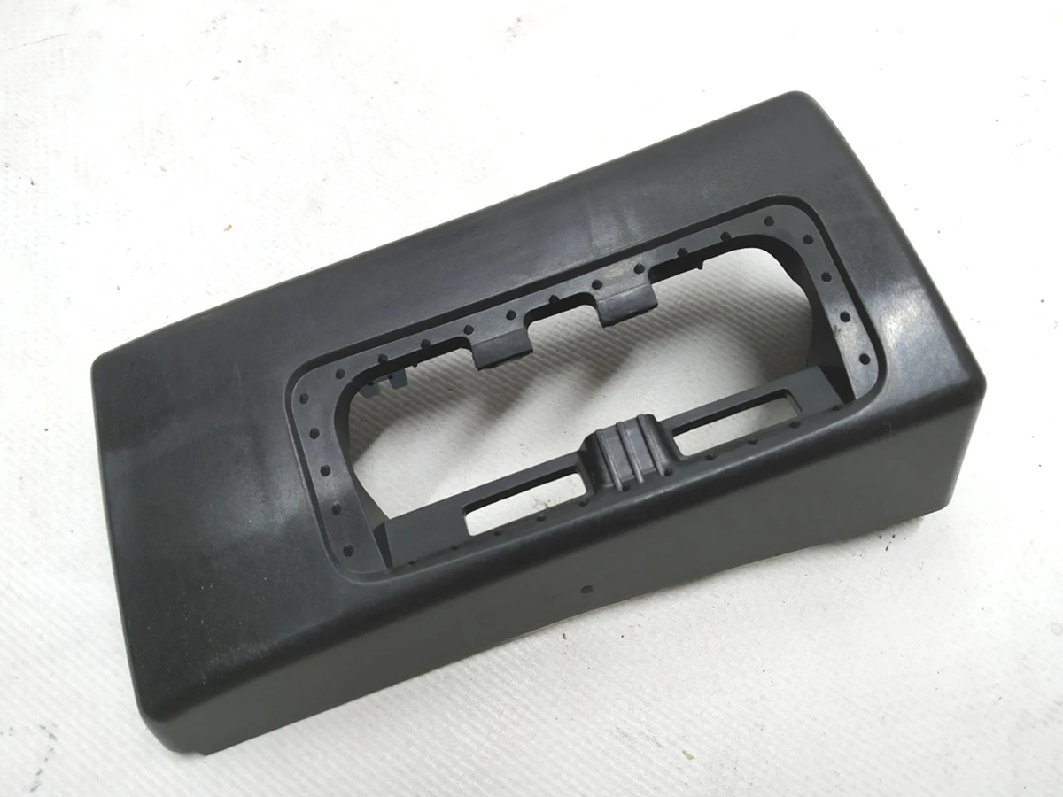 18 Кронштейн накладки декоративной ремня безопасности 2-го ряда сиденья Tesla model 3 1103759-00-D