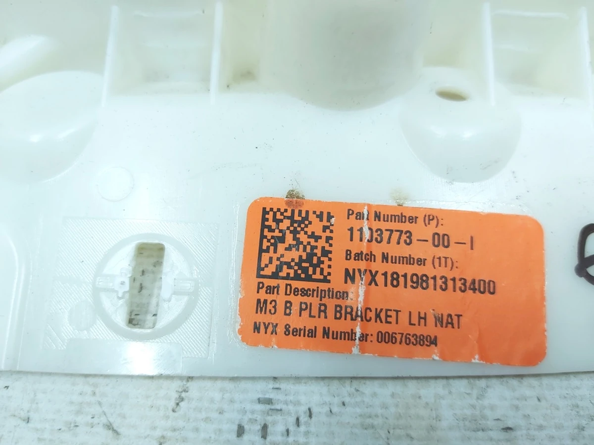 Кронштейн стойки B верхний левый Tesla model 3 1103773-00-I