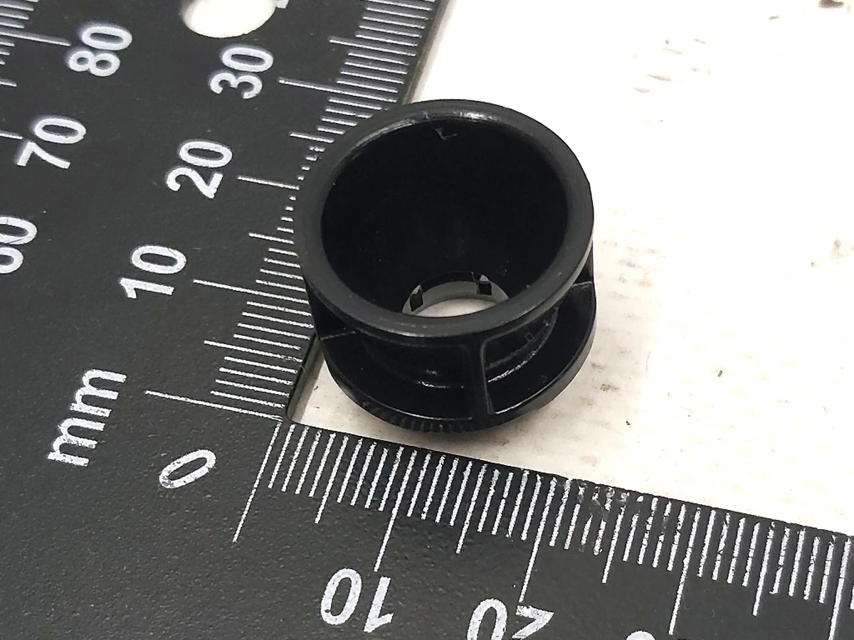 M3 1R SEAT SUSPENSION PLASTIC INSULATOR Tesla model 3 1104019-00-A