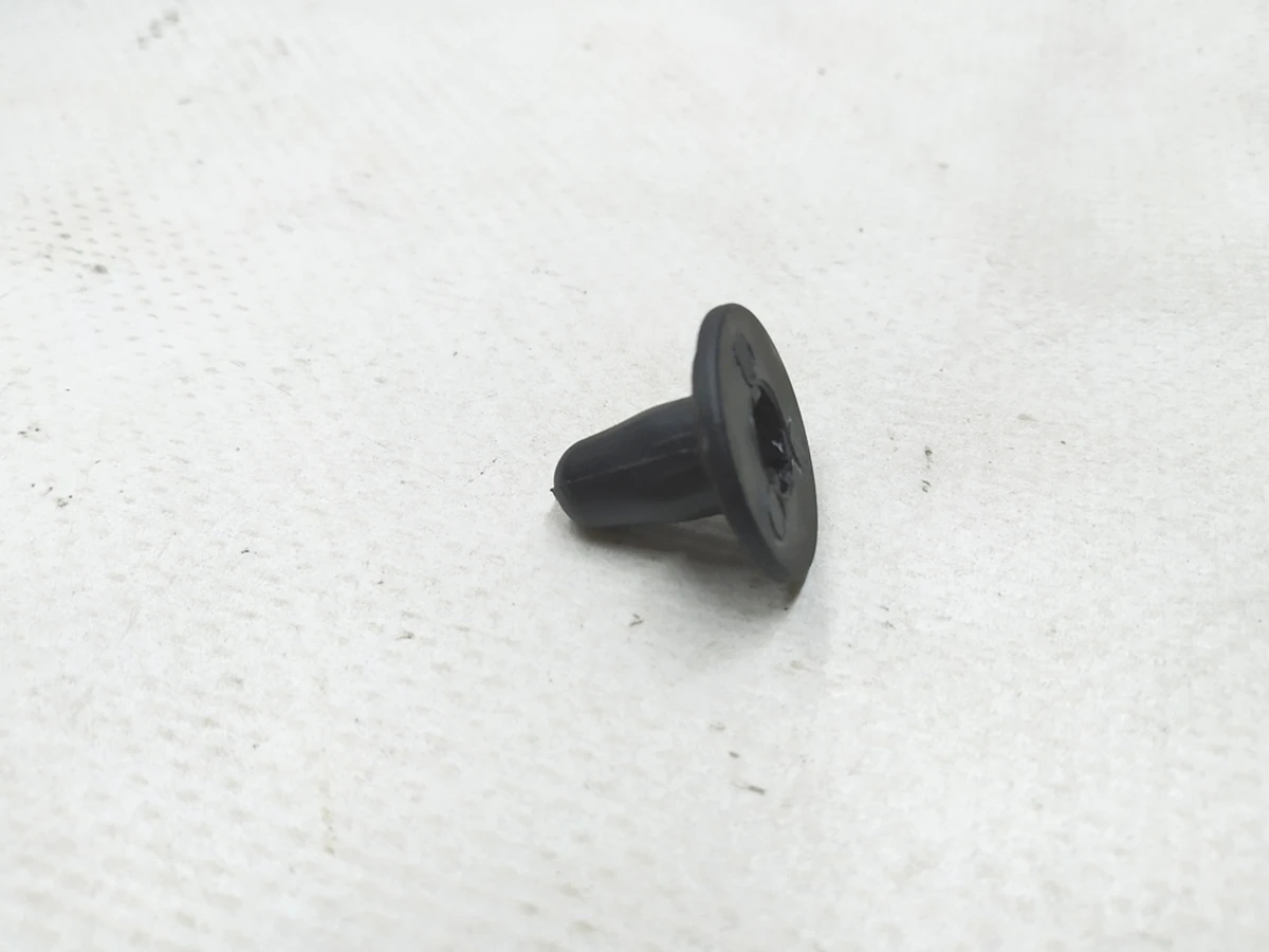 8 Втулка фіксації ліхтаря заднього, фари головної 8x0.5-0.9 кругла Tesla Model 3, Model Y, Model Y Feb 2025 1104335-00-B