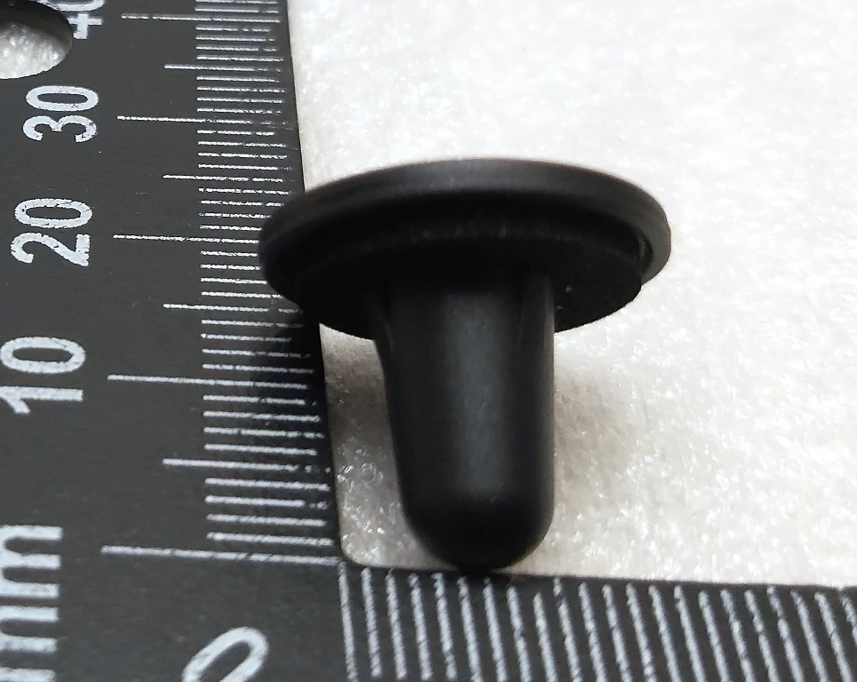 8 Втулка фіксації ліхтаря заднього 8x0.5-0.9 GRIP,RUBBER,4WAY кругла Tesla Model 3, Model Y, Model Y Feb 2025 1104335-00-B