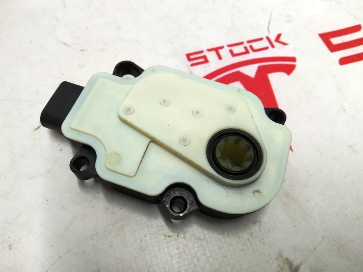 4 Модуль керування відкриттям вентиляційної сітки (центральний радіатор) Tesla model S, model S REST 1007256-00-K