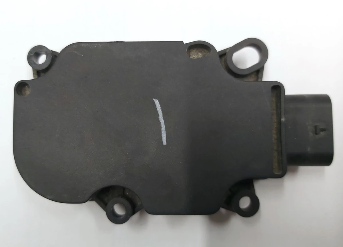 4 Модуль керування відкриттям вентиляційної сітки (центральний радіатор) правий №1 Tesla model S 1007256-00-K