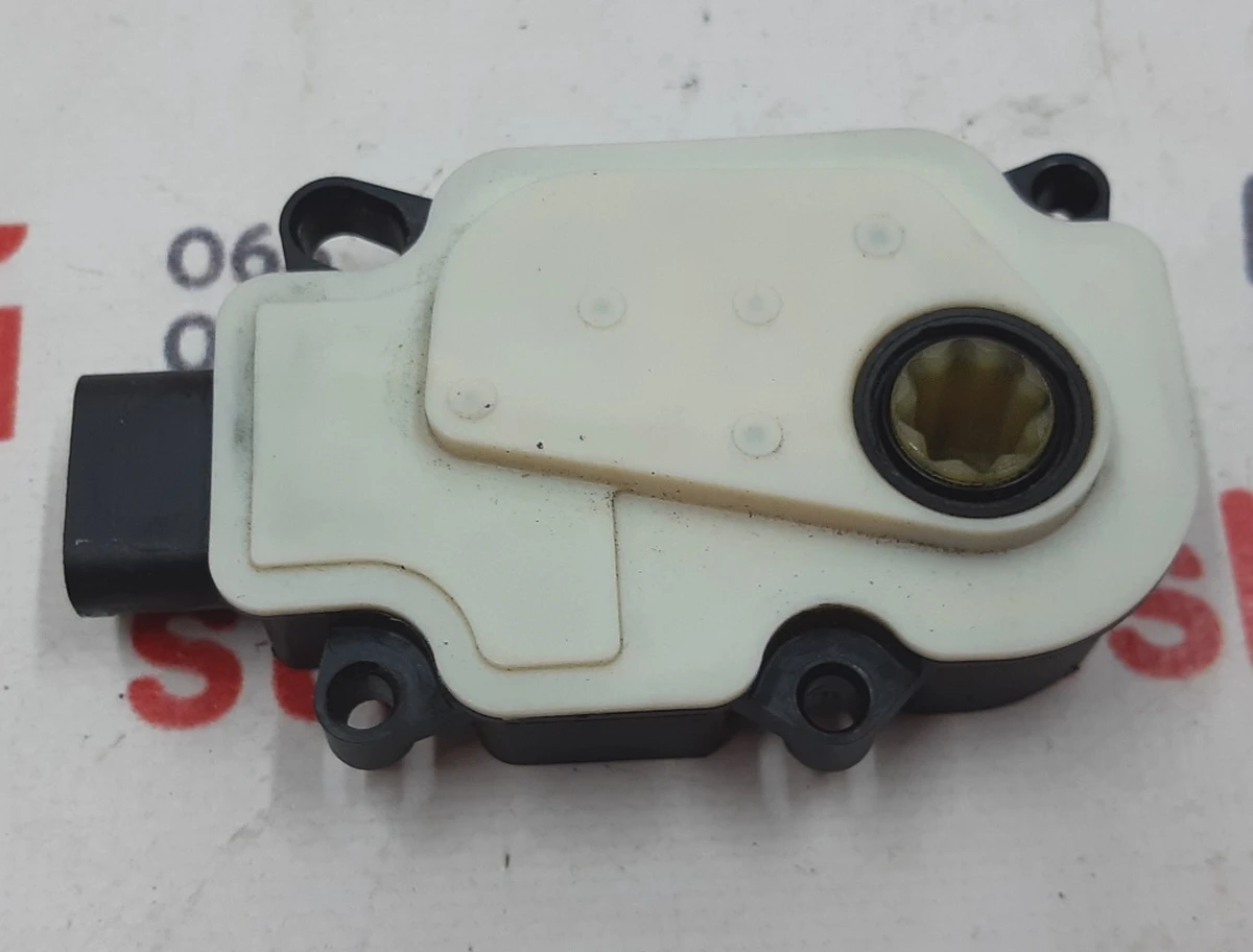 4 Модуль керування відкриттям вентиляційної сітки (центральний радіатор) правий №1 Tesla model S 1007256-00-K