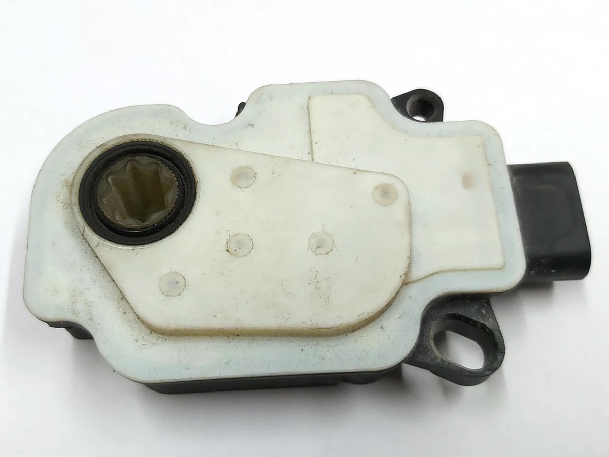 4 Модуль керування відкриттям вентиляційної решітки (центральний радіатор) правий із пошкодженням Tesla model S model S REST 1007256-00-K