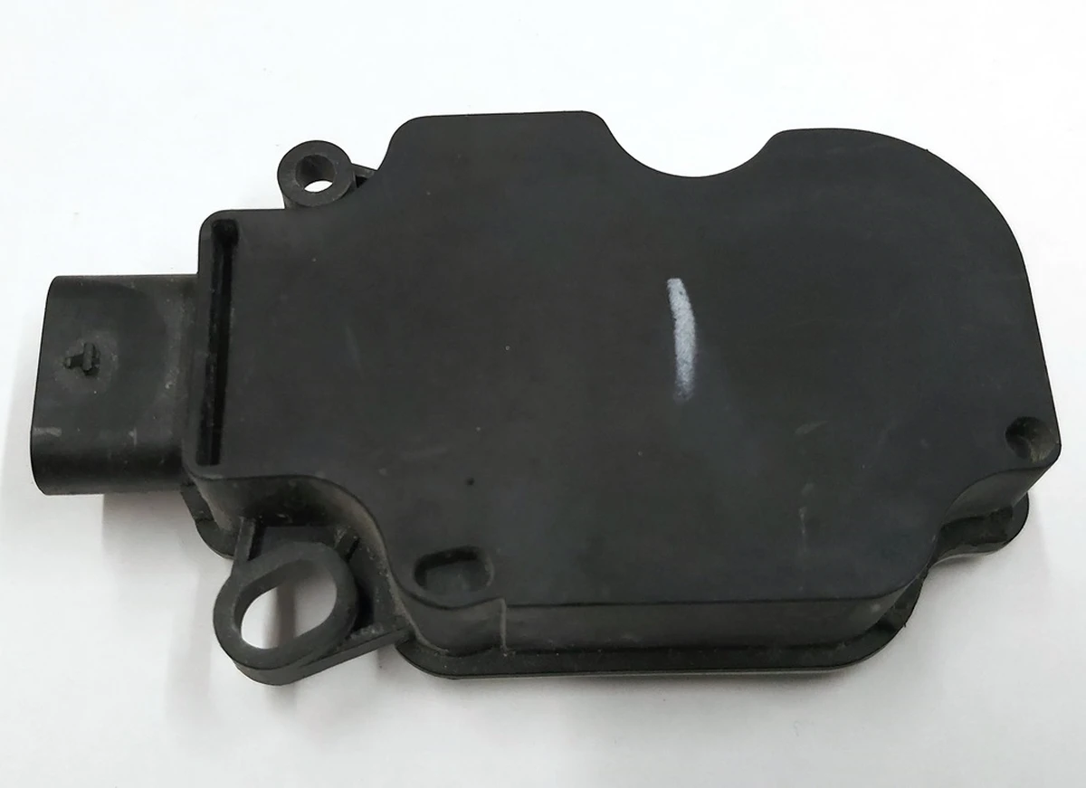 4 Модуль керування відкриттям вентиляційної решітки (центральний радіатор) правий із пошкодженням Tesla model S model S REST 1007256-00-K