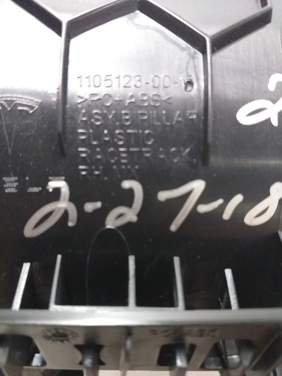 4 Накладка дверного отвору заднього правого передня пластик Tesla model X 1105123-00-D