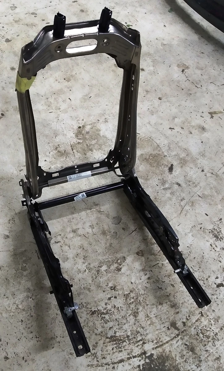 Каркас металевий сидіння 1-го ряду з санчатами з пошкодженням Tesla model 3 7654324-01-B