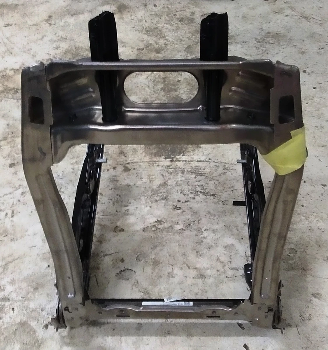 Каркас металевий сидіння 1-го ряду з санчатами з пошкодженням Tesla model 3 7654324-01-B