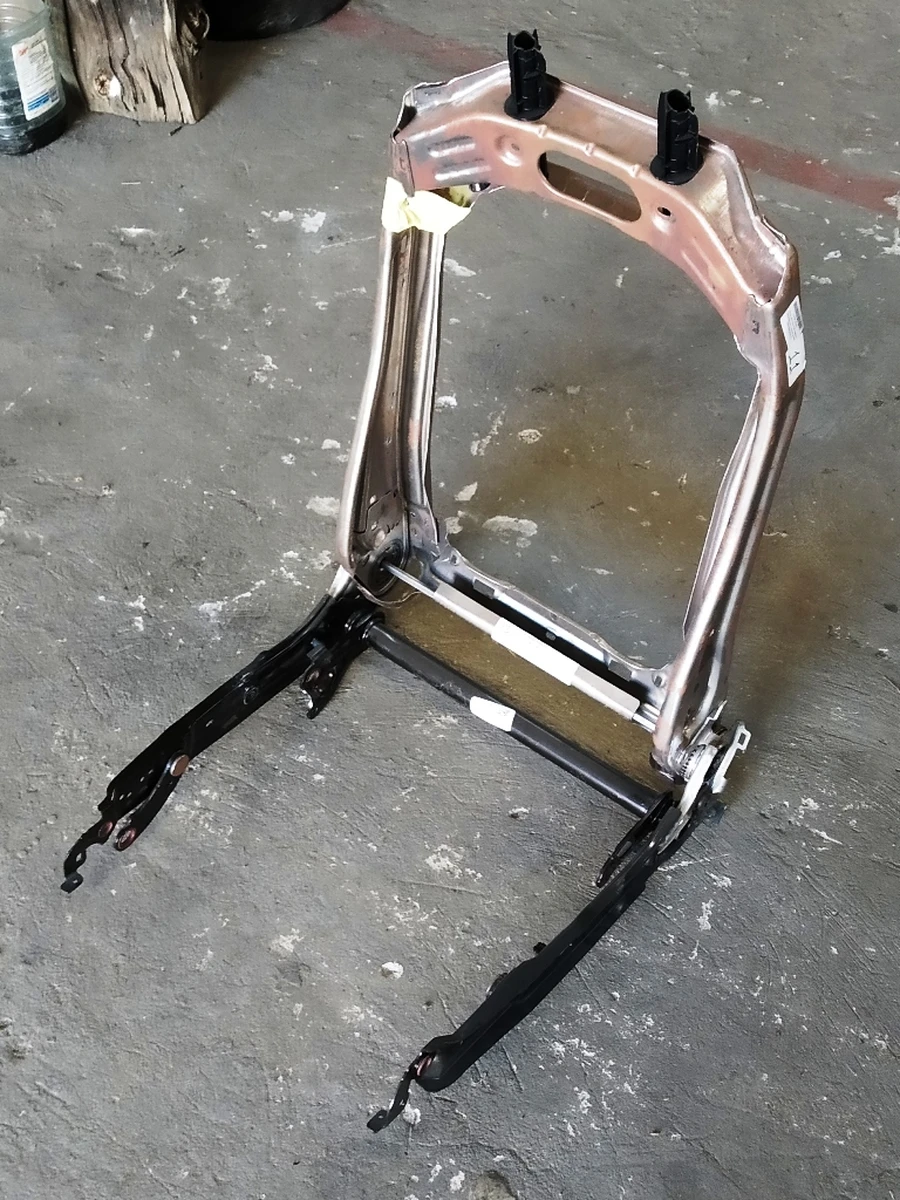 2 Каркас металевий спинки сидіння 1-го ряду в зборі Tesla model 3 7654324-01-B