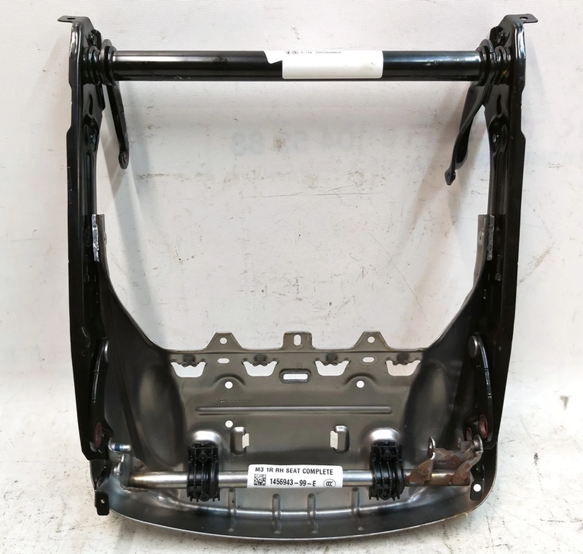 12 Нижняя часть каркаса металлического сиденья 1-го ряда Tesla model 3, model Y 1456942-00