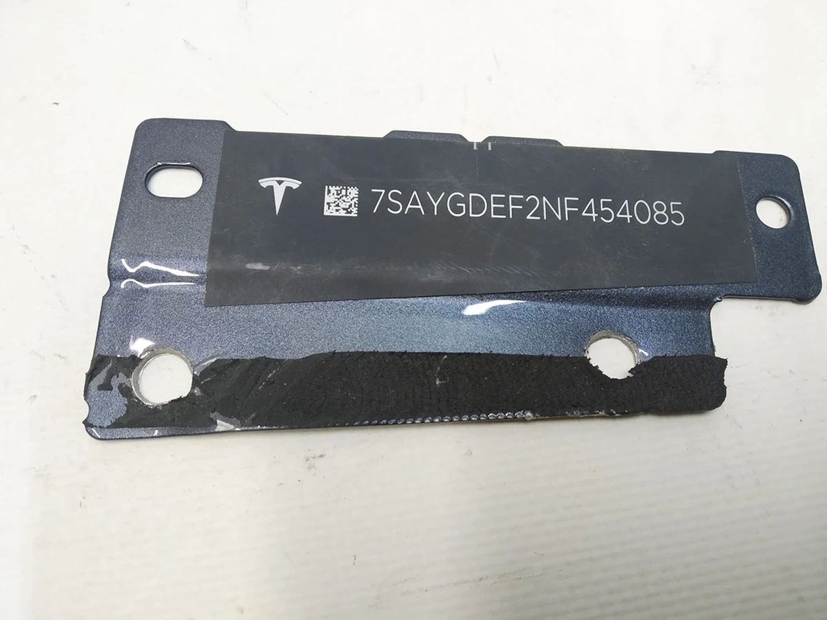 1 Табличка с VIN кодом под лобовым стеклом Tesla Model Y 1107663-00-G