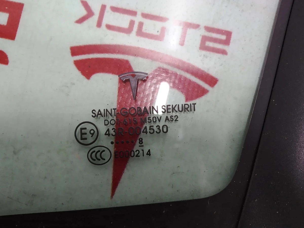 1 GLASS ASM - FR DOOR QTR RH (after 2016) Tesla model X 1108158-00-D