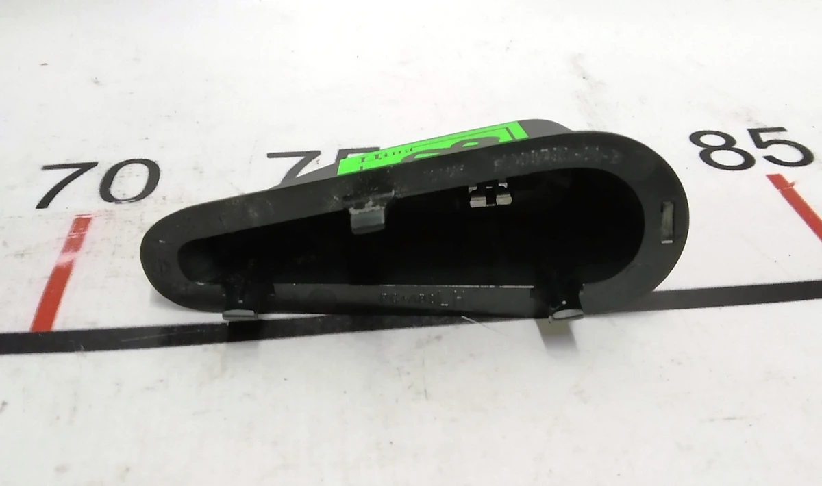 4 Крепление панели 3-го ряда сидений левое Tesla model X 1108790-00-B