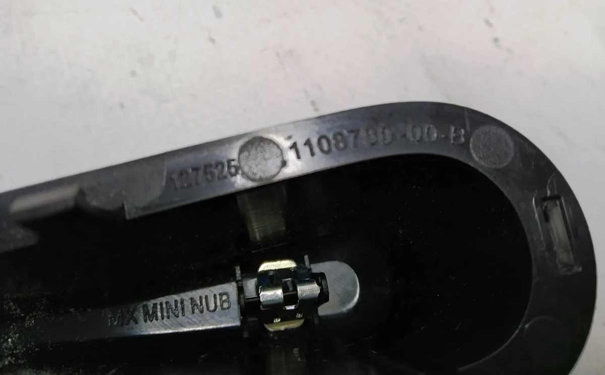 4 Крепление панели 3-го ряда сидений левое Tesla model X 1108790-00-B