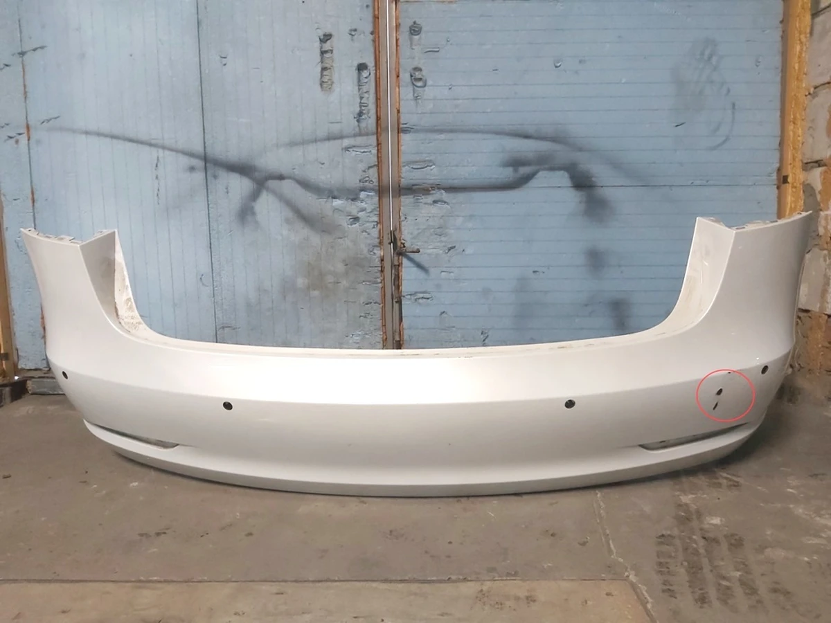 1 Бампер задній під 6 парктроніків у зборі з кронштейнами кріплення парктроніків PEARL WHITE MULTI-COAT-PPSW (з ушкодж.) Tesla model 3 1108905-S3-A