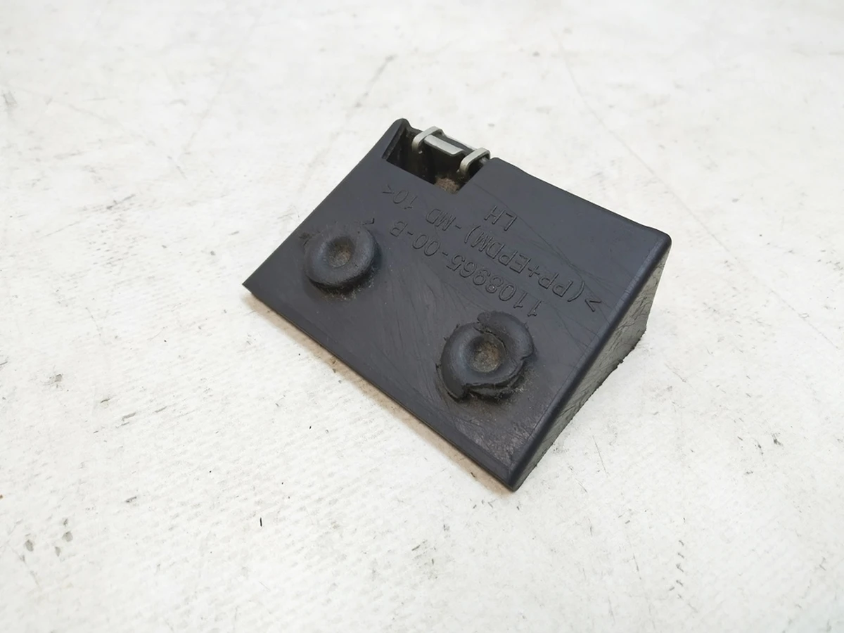 3 Кронштейн (пластик) левый задней защиты подрамника (к войлочной защите) Tesla model 3 1104313-00-B