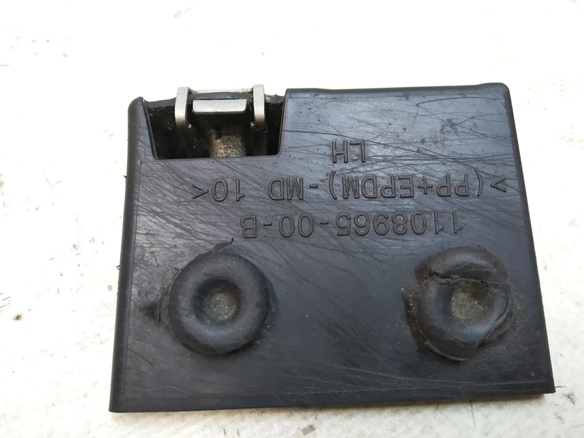 3 Кронштейн (пластик) левый задней защиты подрамника (к войлочной защите) Tesla model 3 1104313-00-B