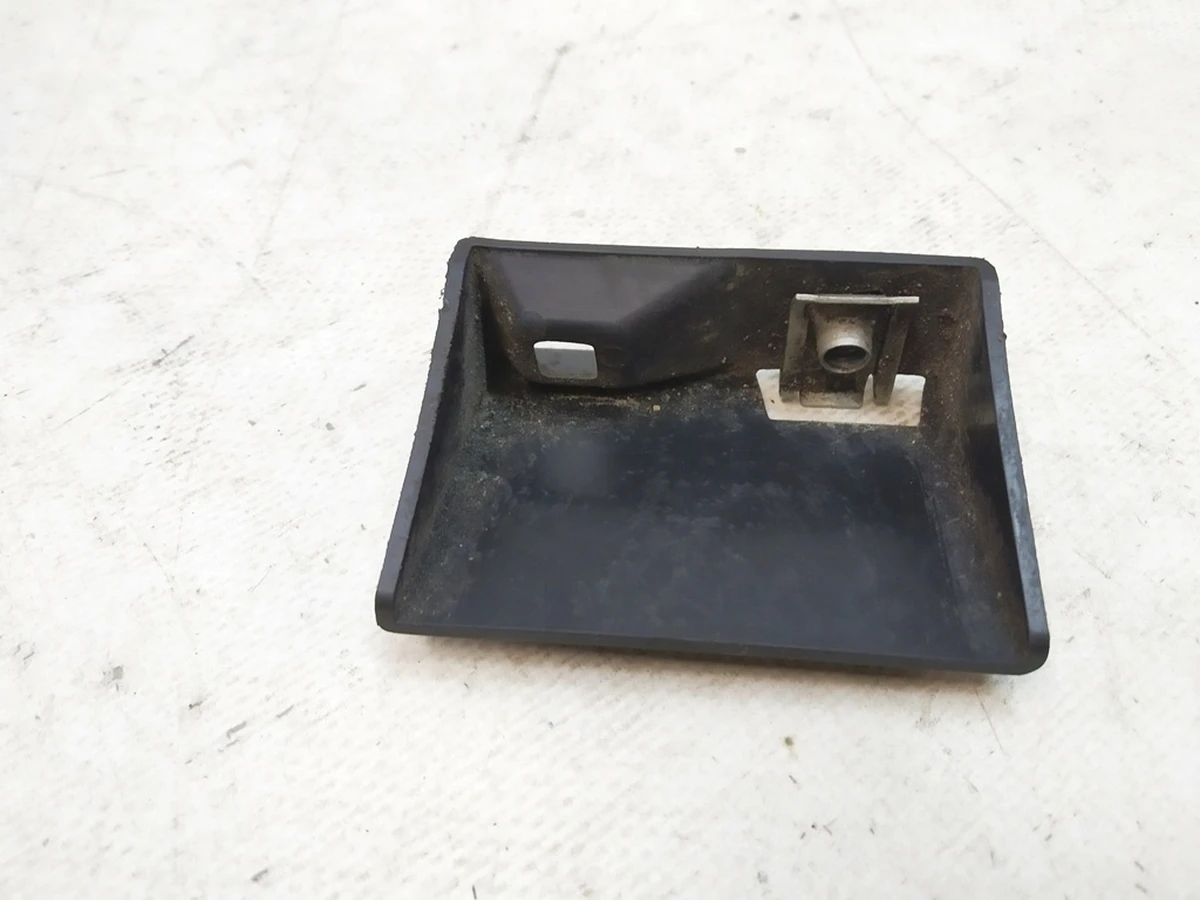 3 Кронштейн (пластик) левый задней защиты подрамника (к войлочной защите) Tesla model 3 1104313-00-B