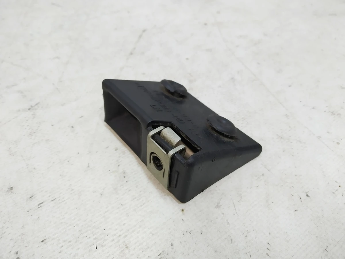 3 Кронштейн (пластик) левый задней защиты подрамника (к войлочной защите) Tesla model 3 1104313-00-B