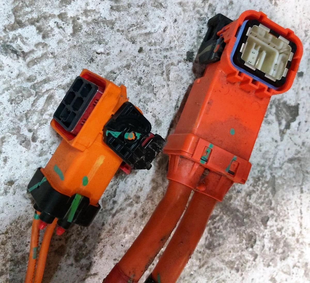 3 Кабель високовольтний основний батареї тунельний в зборі з кронштейнами та захисною кришкою AWD Tesla model 3 1109002-00-F