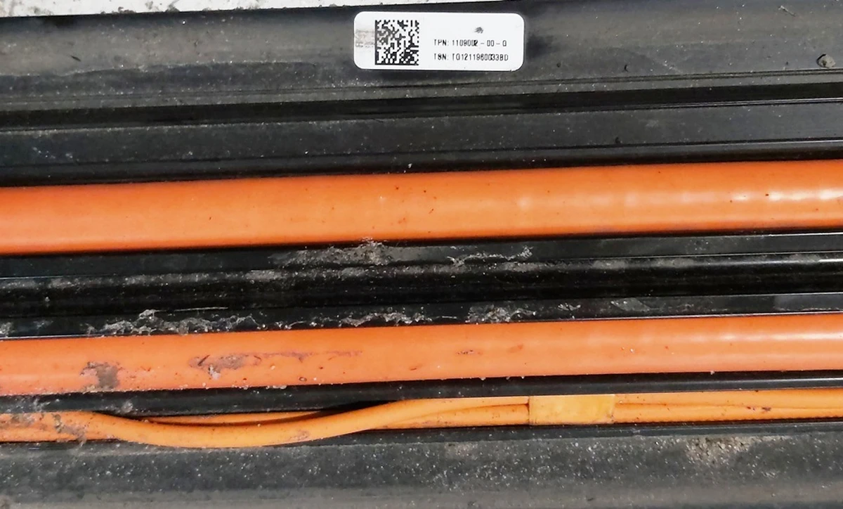 3 Кабель високовольтний основний батареї тунельний в зборі з кронштейнами та захисною кришкою AWD Tesla model 3 1109002-00-F