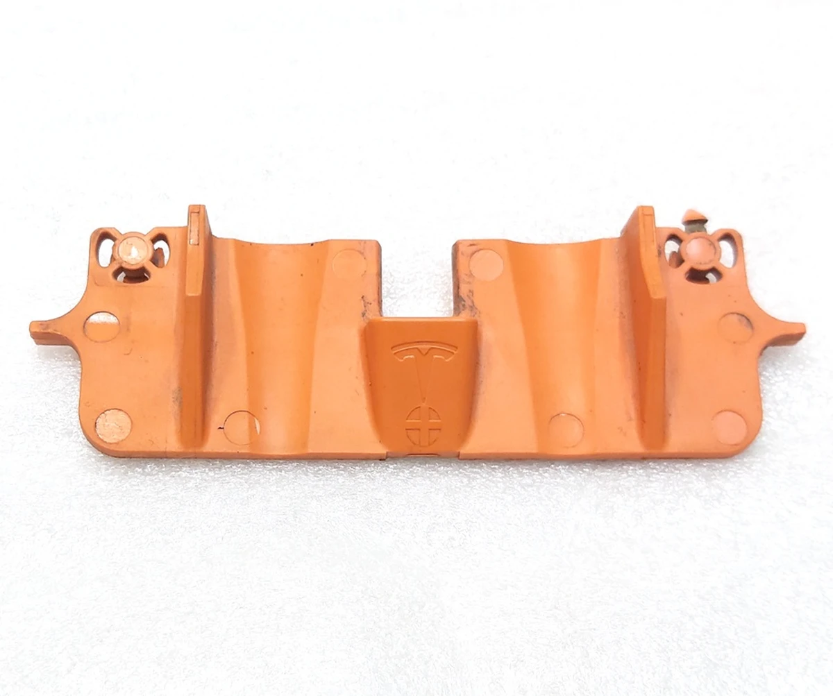 4 Кронштейн нижний кабеля высоковольтного основной батареи туннельного Tesla model 3 1109006-00-D