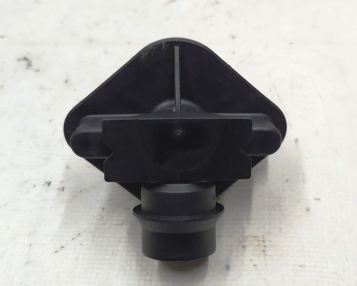 Перехідник патрубка системи охолодження основної батареї Tesla model 3 1105927-00-C